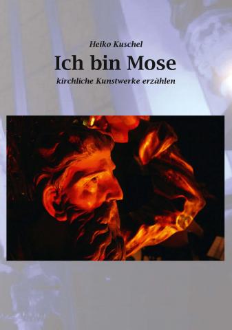 Cover: Heiko Kuschel. Ich bin Mose. Kirchliche Kunstwerke erzählen. Bild zeigt die Holzfigur des Mose aus der St. Johanniskirche Schweinfurt, rot angesrahlt.