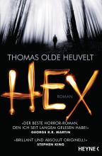 Coverbild Thomas Olde Heuvelt: Hex. Eine einsame Gestalt läuft zwischen gruselig aussehenden schwarzen Baumstämmen.